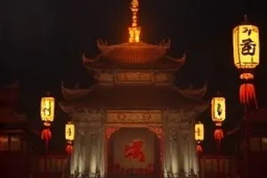 成长剧《重启的春天》封面，成年人与校服同框的走廊