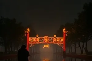 悬疑剧《无声证人》封面，空荡审讯室与单向玻璃